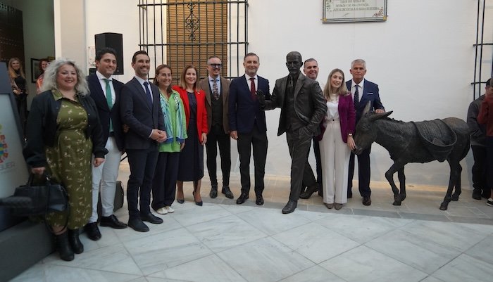 Juan Ramón y Platero protagonizan el nuevo conjunto escultórico de Moguer