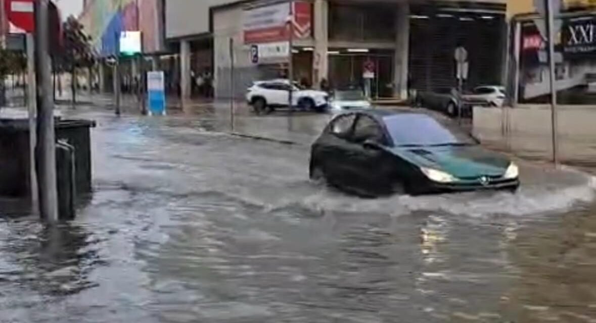 Una fuerte tromba de agua deja numerosas calles de Huelva inundadas