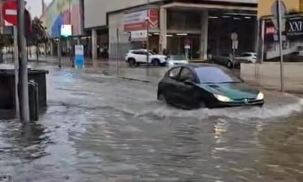 Una fuerte tromba de agua deja numerosas calles de Huelva inundadas