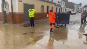 Vecinos de Nerva arreglan las calles tras las inundaciones