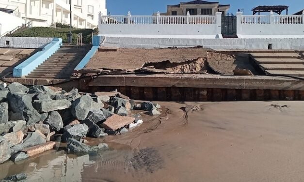 El temporal deja graves destrozos en el Paseo Marítimo de Matalascañas