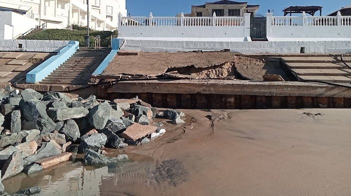 El temporal deja graves destrozos en el Paseo Marítimo de Matalascañas