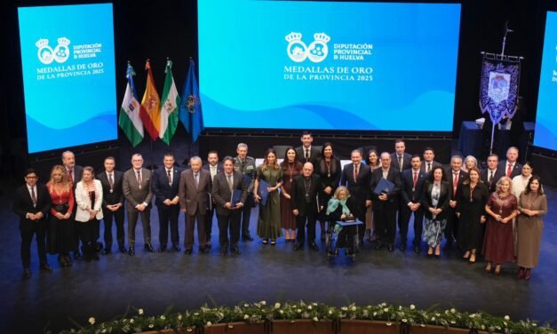 Toscano defiende lo público en la entrega de las Medallas de la Provincia