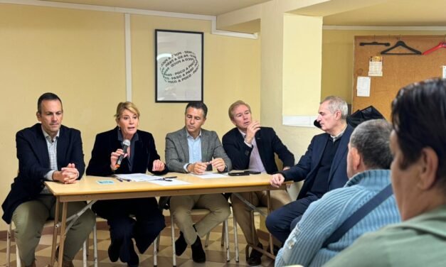 El Ayuntamiento propone a los vecinos del Distrito V la construcción de una piscina pública en la parcela Duclós
