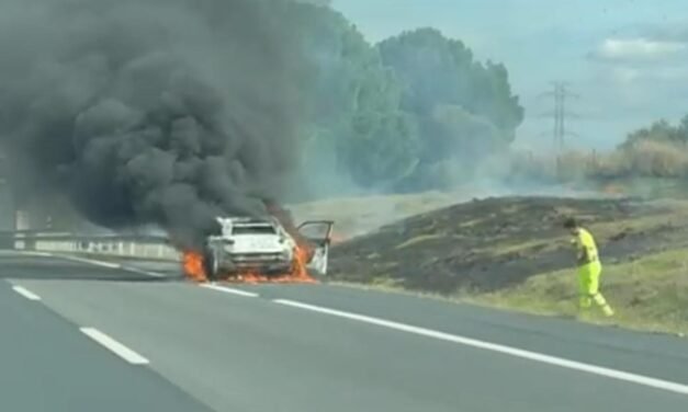 Retenciones en la A-49 por un coche ardiendo cerca de Chucena