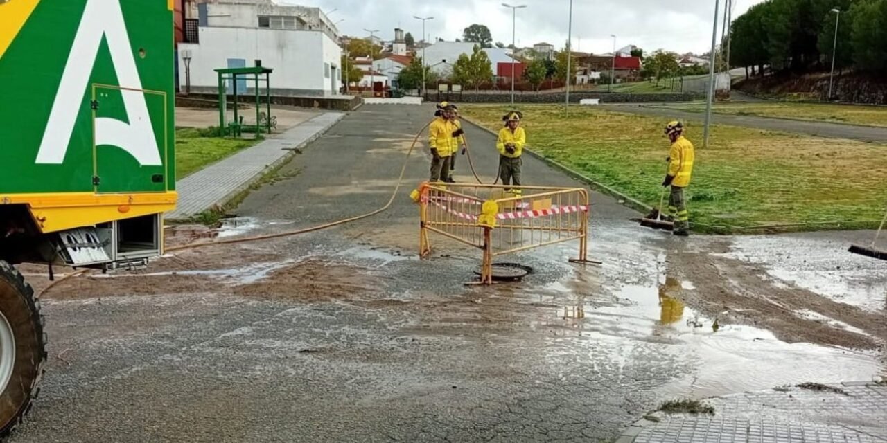 El Infoca moviliza efectivos en Nerva para paliar las incidencias de la borrasca ‘Claudia’