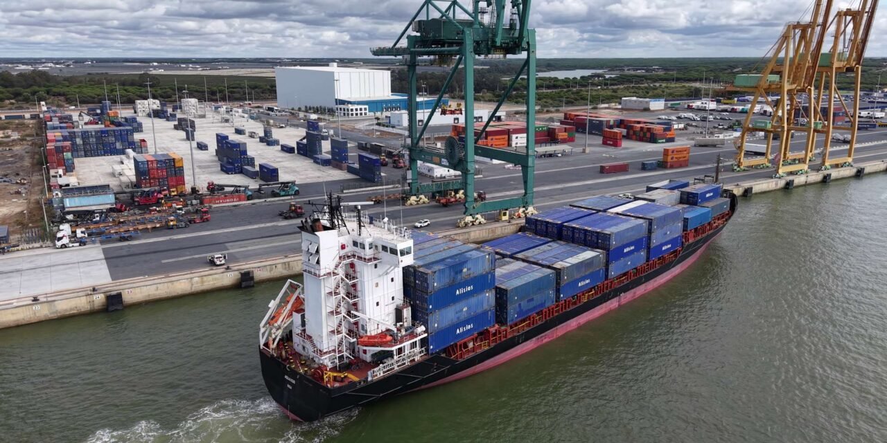 El Puerto presenta su nueva línea regular en contenedor Huelva-Canarias