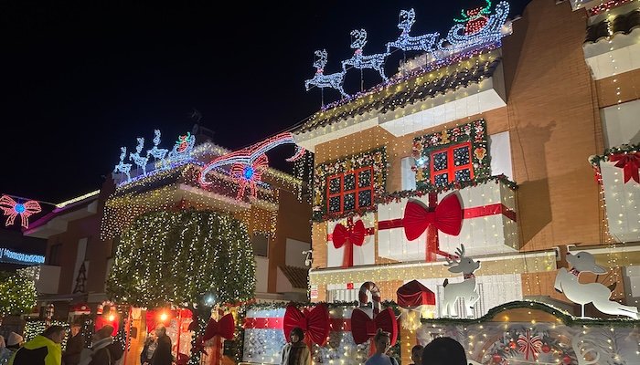 La ‘mágica’ calle de Corrales recibe a cientos de visitantes por Navidad