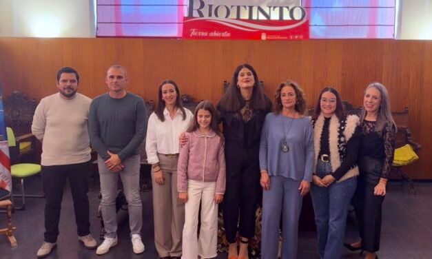 Martina Clavijo y Josan Carballo reciben el ‘Riotinteño del Año’ en una conmovedora gala