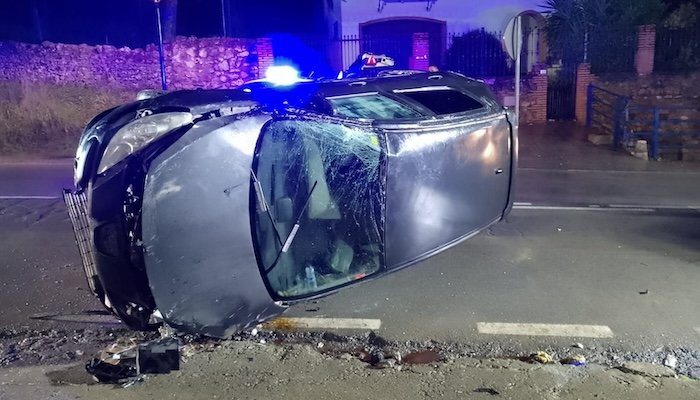 Tres heridos en la salida de vía de un turismo en El Repilado
