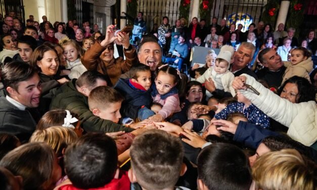 Los niños encienden el alumbrado de Moguer
