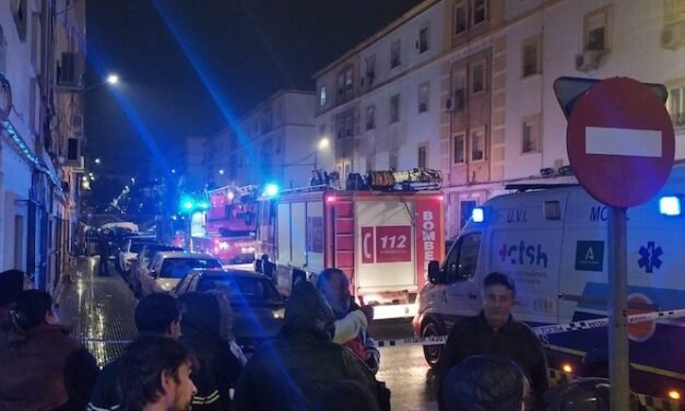 Herida una mujer con quemaduras en la cara en un incendio en la Barriada del Obispo