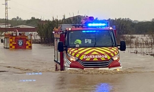 Rescatan a tres personas atrapadas en el techo de un vehículo
