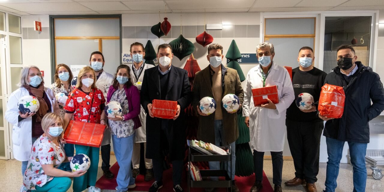 Huelva 2022 y la Gañafote Cup donan juguetes y cuentos infantiles en el Juan Ramón Jiménez