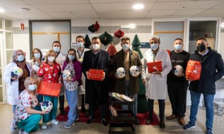 Huelva 2022 y la Gañafote Cup donan juguetes y cuentos infantiles en el Juan Ramón Jiménez