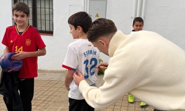 Higuera de la Sierra aplaude la «cercanía» y el «cariño» de Fermín López en su visita al pueblo