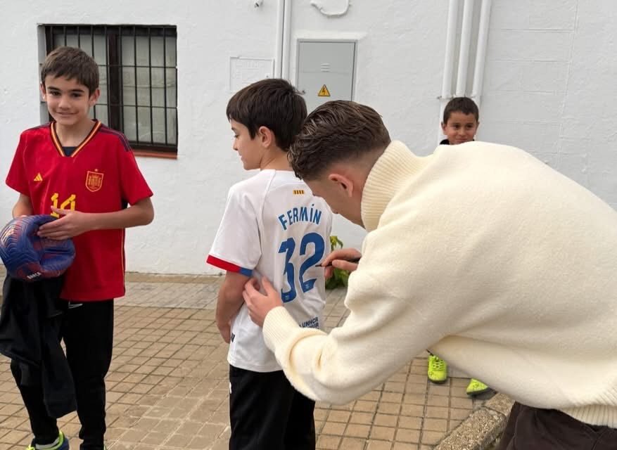 Higuera de la Sierra aplaude la «cercanía» y el «cariño» de Fermín López en su visita al pueblo