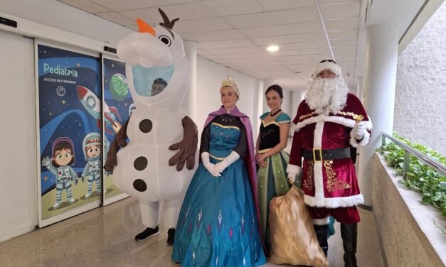 La Asociación de Mujeres Esmeralda lleva a Papá Noel y los personajes de Frozen a Verdeluz