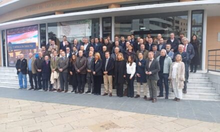 Empresarios de Huelva guardan un minuto de silencio por «el pisoteo a la dignidad» de la provincia