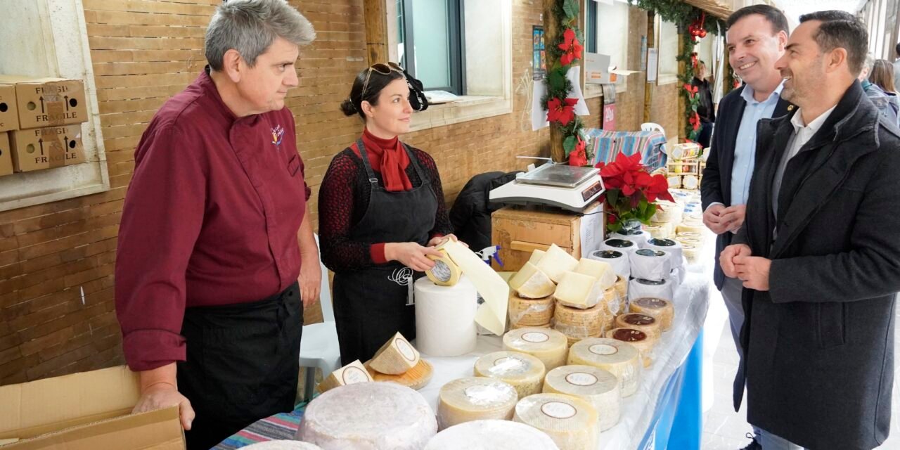 Los aceites, quesos y conservas de la provincia se citan en los soportales de la Diputación