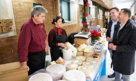 Los aceites, quesos y conservas de la provincia se citan en los soportales de la Diputación