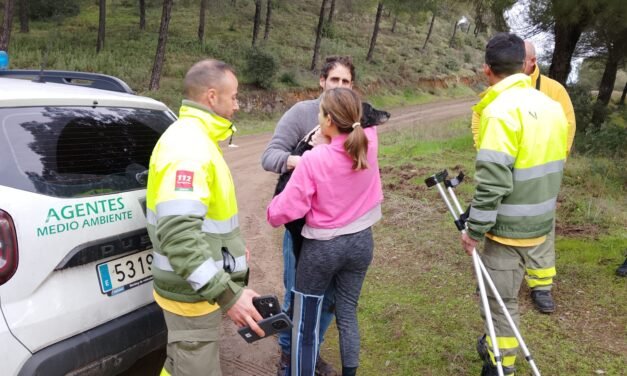 Bomberos del Infoca rescatan al pero extraviado tras el accidente de Adamuz