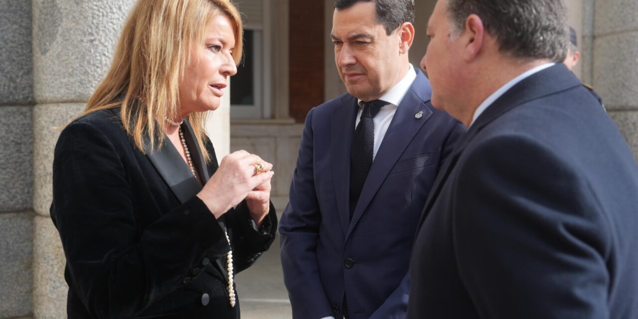 Moreno recuerda en Huelva a las víctimas del accidente: «Sus ilusiones ahora son las nuestras»