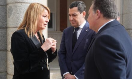 Moreno recuerda en Huelva a las víctimas del accidente: «Sus ilusiones ahora son las nuestras»