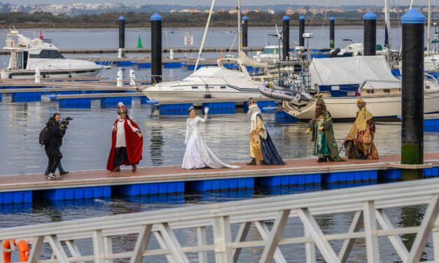 Los Reyes Magos retrasan su llegada en barco al Puerto de Huelva