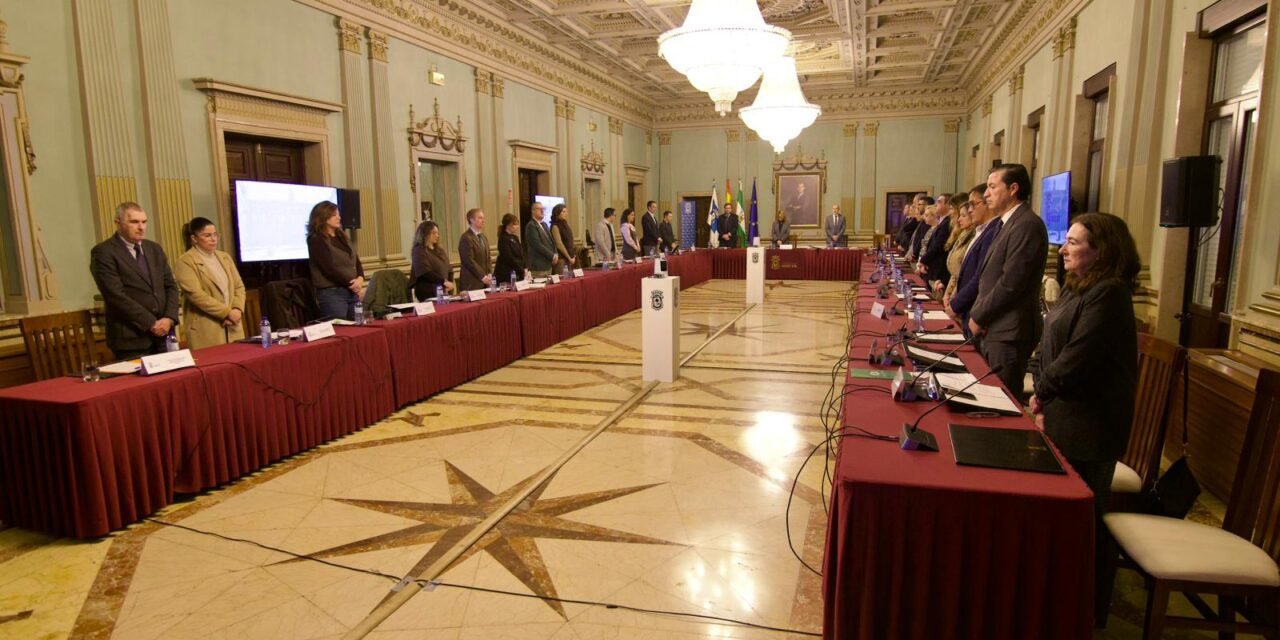 El Pleno aprueba las Medallas y Honores de la Ciudad tras un minuto de silencio por las víctimas de Adamuz