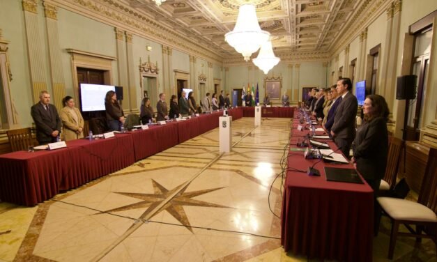 El Pleno aprueba las Medallas y Honores de la Ciudad tras un minuto de silencio por las víctimas de Adamuz