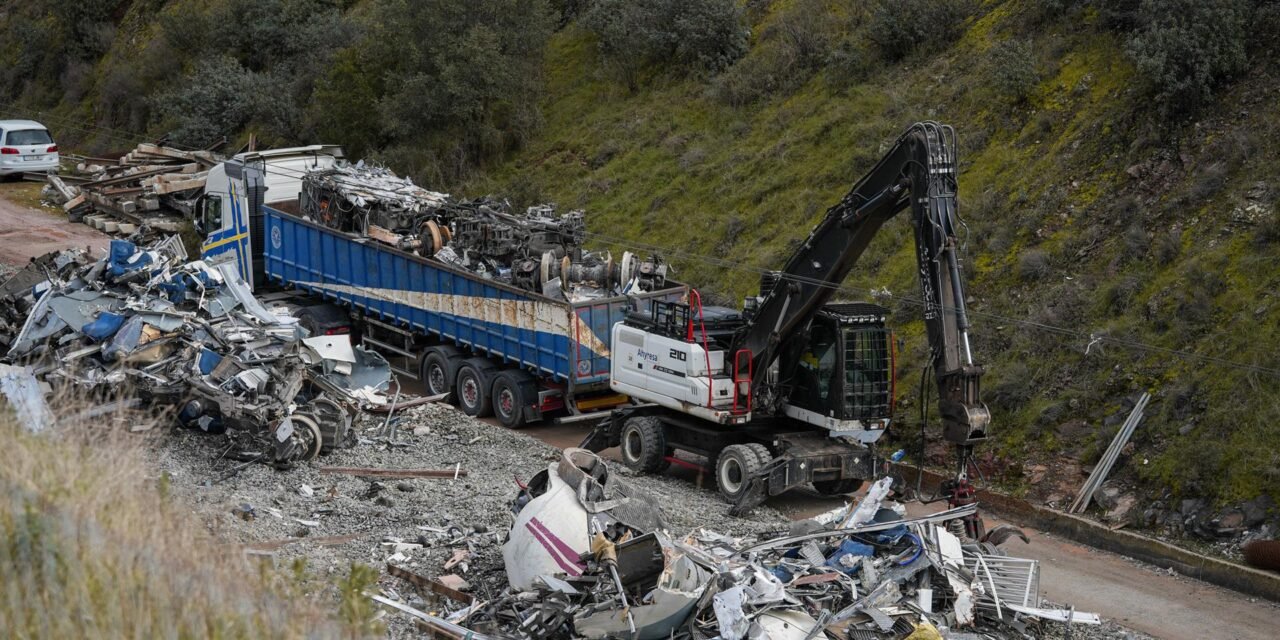 Retiran los últimos restos del Alvia una semana después del accidente de Adamuz