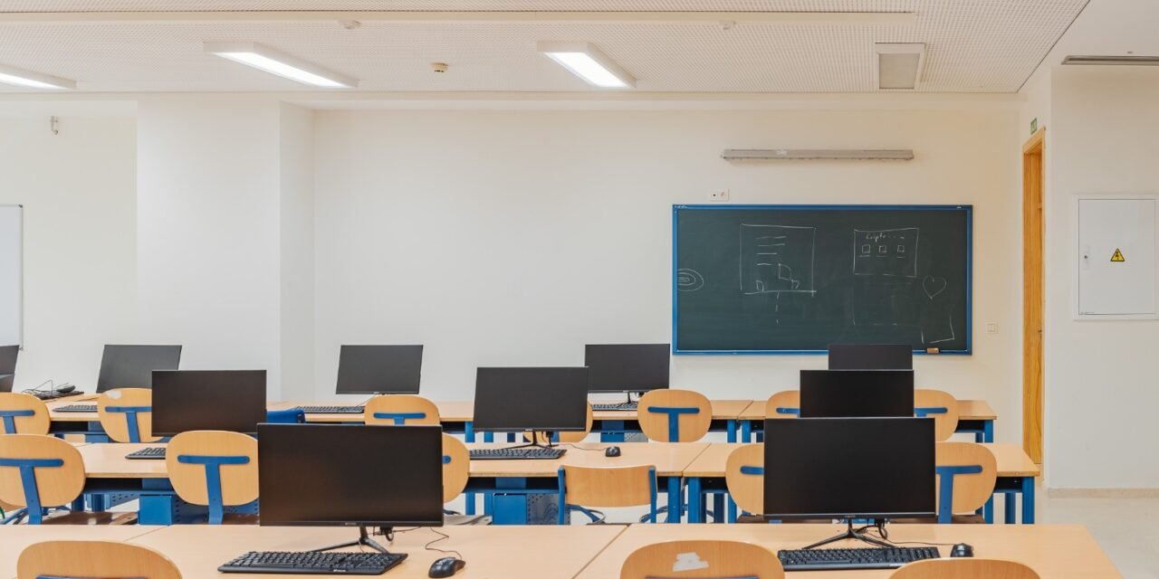 La Junta invierte 3,8 millones en equipamiento educativo en Huelva en 2025