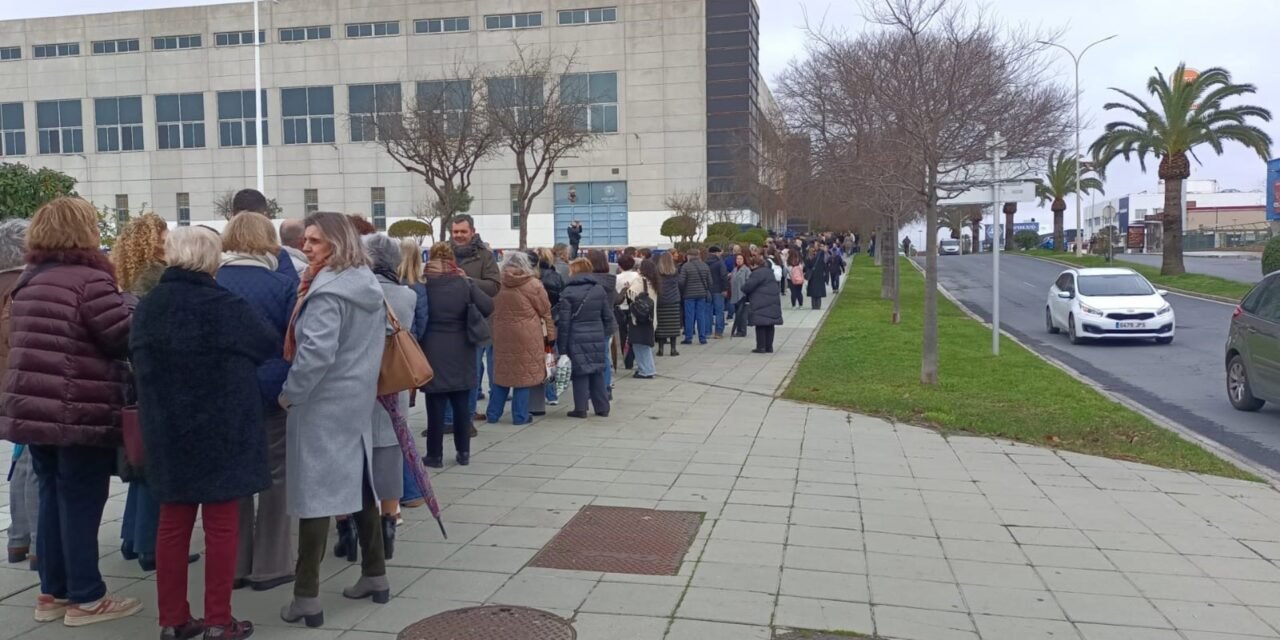 Colas de onubenses esperan la apertura de puertas del Carolina Marín