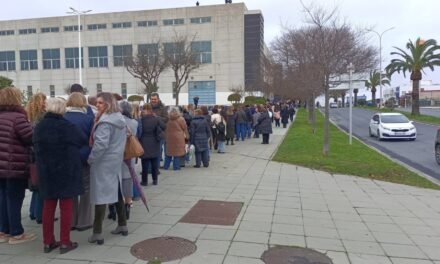 Colas de onubenses esperan la apertura de puertas del Carolina Marín
