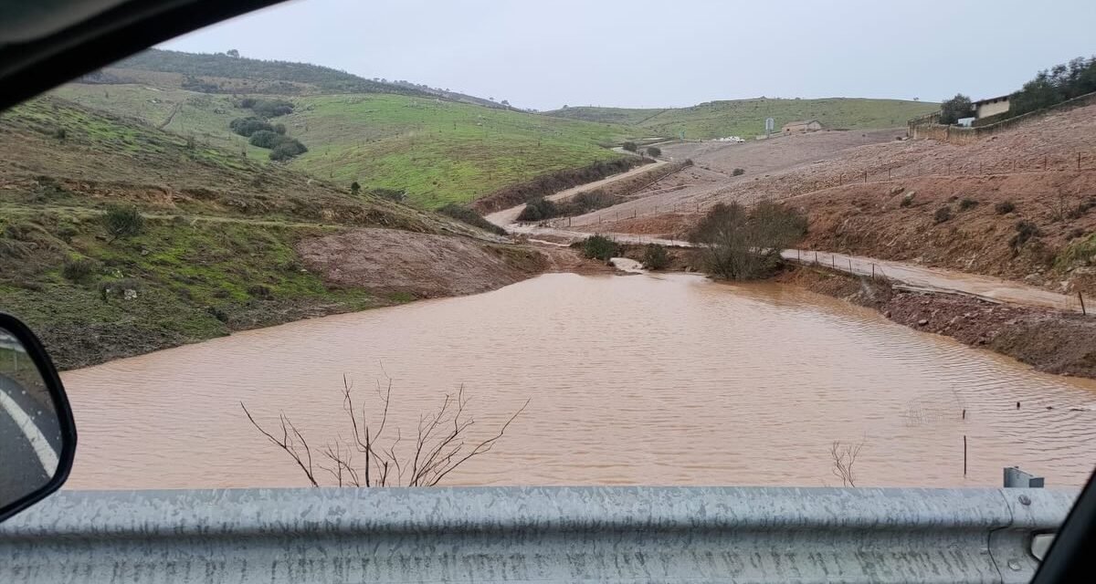Cortada al tráfico la carretera de Zufre por las fuertes precipitaciones acumuladas