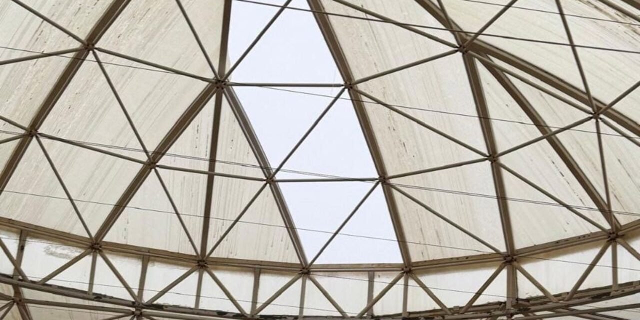 El viento desprende parte de la cúpula de la Facultad de Empresariales