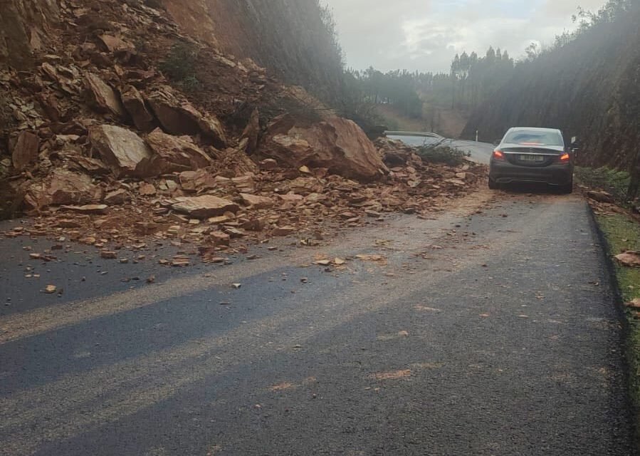 Un desprendimiento de rocas pone en peligro la circulación en la A-495