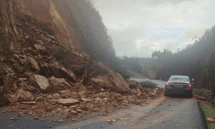 Un desprendimiento de rocas pone en peligro la circulación en la A-495