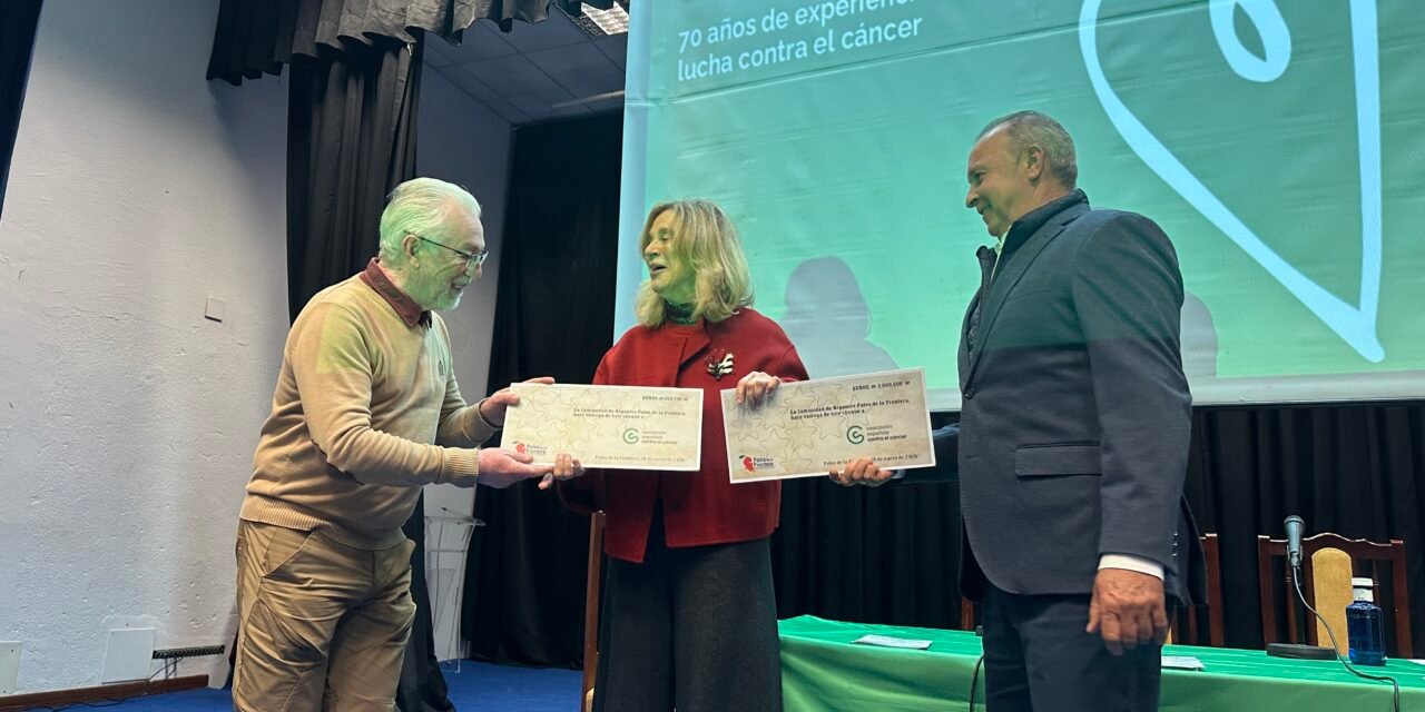 La CR Palos entrega un donativo a la AECC tras el paso de 1.500 personas por su Belén solidario