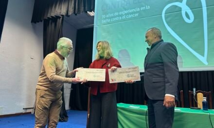 La CR Palos entrega un donativo a la AECC tras el paso de 1.500 personas por su Belén solidario