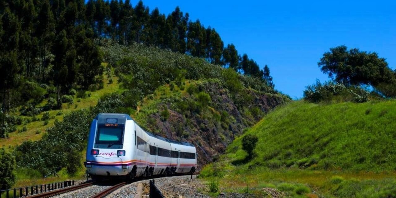 Un desprendimiento entre Jabugo y Valdelamusa interrumpe la vía férrea