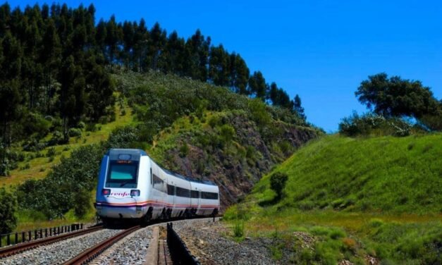 Un desprendimiento entre Jabugo y Valdelamusa interrumpe la vía férrea