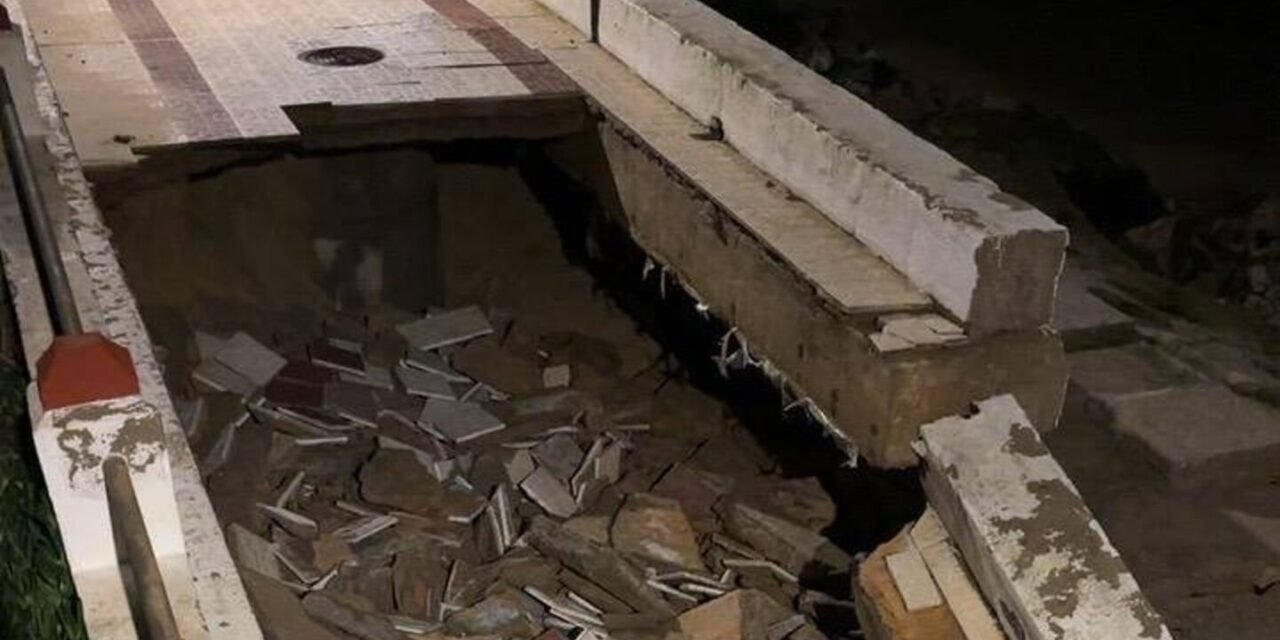 La lluvia destroza el paseo marítimo de Matalascañas