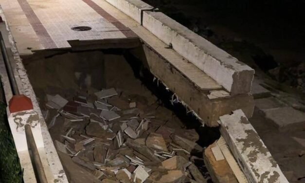 La lluvia destroza el paseo marítimo de Matalascañas