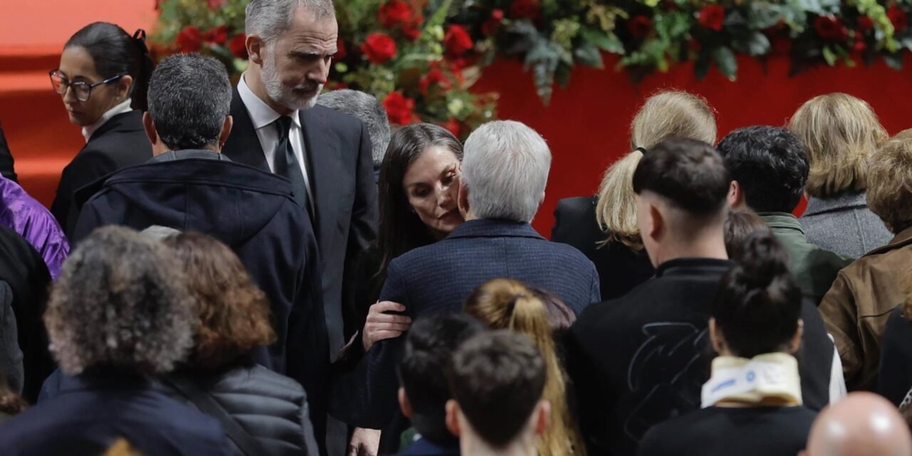 Los reyes consuelan a las víctimas del accidente de Adamuz