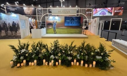 Un altar de flores y velas preside el stand de Huelva en Fitur