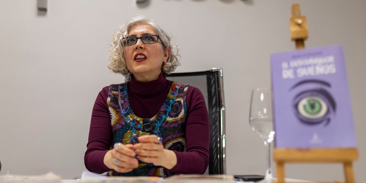 La escritora María Coronado repasa su trayectoria en un entrañable encuentro literario