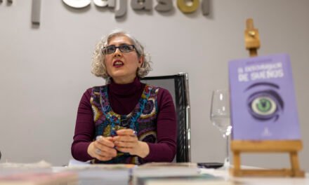 La escritora María Coronado repasa su trayectoria en un entrañable encuentro literario
