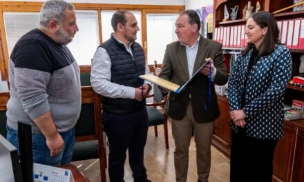 Toscano entrega a Adamuz la declaración institucional que le concede la Medalla de Oro